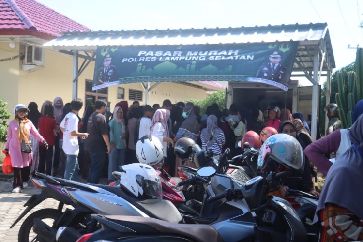 Polres Lampung Selatan Gelar Pasar Murah, Warga Berbondong-Bondong Manfaatkan Harga Ekonomis