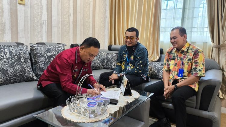 Pastikan Kedisiplinan Pegawai, Wabup Mad Hasnurin Sidak 10 Instansi di Lampung Barat