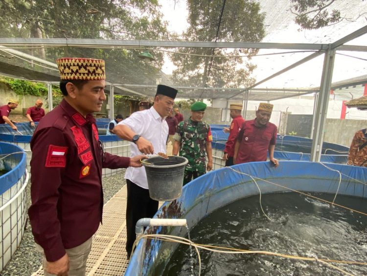 Safari Ramadan di Lapas Kalianda: Kakanwil Ditjenpas Pimpin Pemusnahan Barang Terlarang dan Panen Ikan Patin