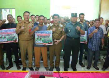 Dorong Produktivitas Pertanian, Bupati Lampung Utara Serahkan 15 Traktor ke Kelompok Tani