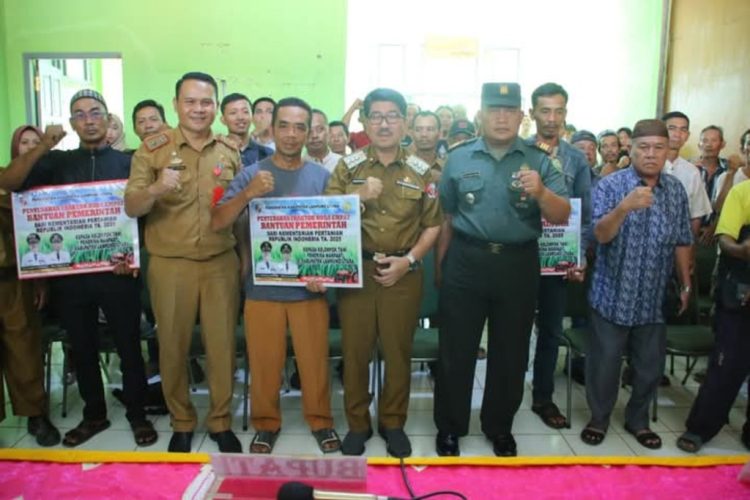 Dorong Produktivitas Pertanian, Bupati Lampung Utara Serahkan 15 Traktor ke Kelompok Tani