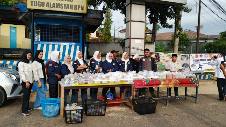 Forum Karateka Bersatu dan Pendaki Nafas Tua Lampura Berbagi Takjil, Wujud Kepedulian di Bulan Ramadan