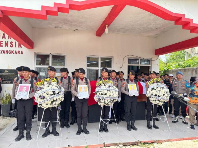 Polri Anugerahi Penghargaan Anumerta untuk Tiga Anggota Polda Lampung yang Gugur dalam Tugas