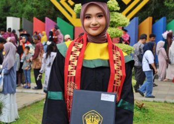 Program Beasiswa Kedokteran Lampung Barat Berbuah Hasil: Syafira Hasna Afifah Resmi Diwisuda