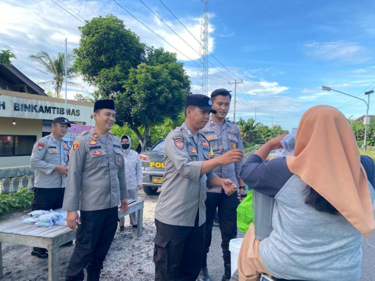 Polsek Penengahan Bagikan Takjil Gratis, Ajak Masyarakat Tebar Kebaikan di Bulan Ramadan