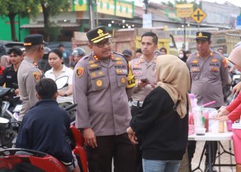 Kapolres Lampung Selatan Bagikan Takjil dan Sosialisasi Mudik Aman di Pasar Karang Anyar