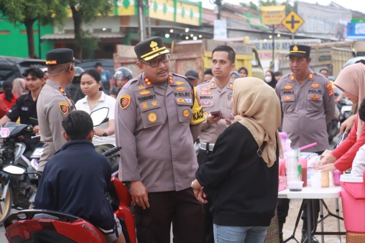 Kapolres Lampung Selatan Bagikan Takjil dan Sosialisasi Mudik Aman di Pasar Karang Anyar