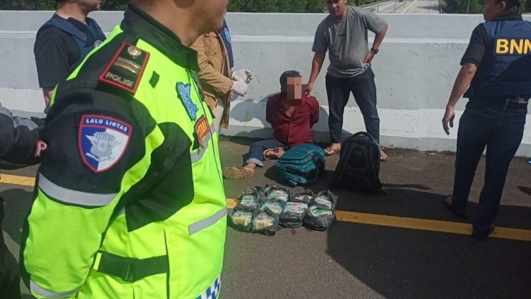 BNNP dan PJR Polda Lampung Gagalkan Penyelundupan 15 Kg Sabu di Tol Terpeka