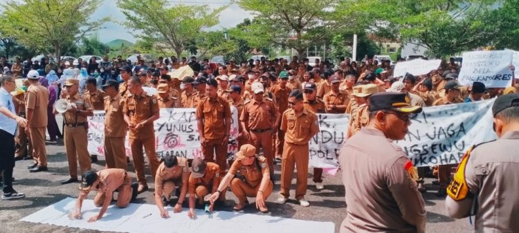 Ratusan Massa Gelar Aksi Damai, Suarakan Dukungan untuk Kapolres Pringsewu