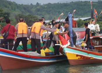 Takjil di Tengah Laut: Polres Lampung Selatan Berbagi dengan Nelayan Ketapang