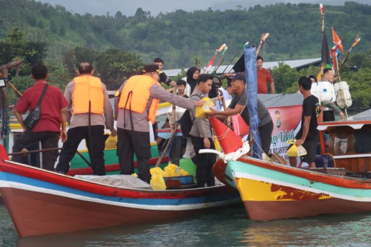 Takjil di Tengah Laut: Polres Lampung Selatan Berbagi dengan Nelayan Ketapang