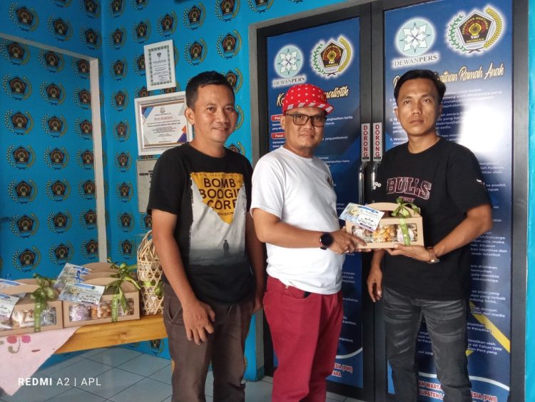 PWI Lampung Utara Bagikan Bingkisan Lebaran kepada Pengurus dan Anggota