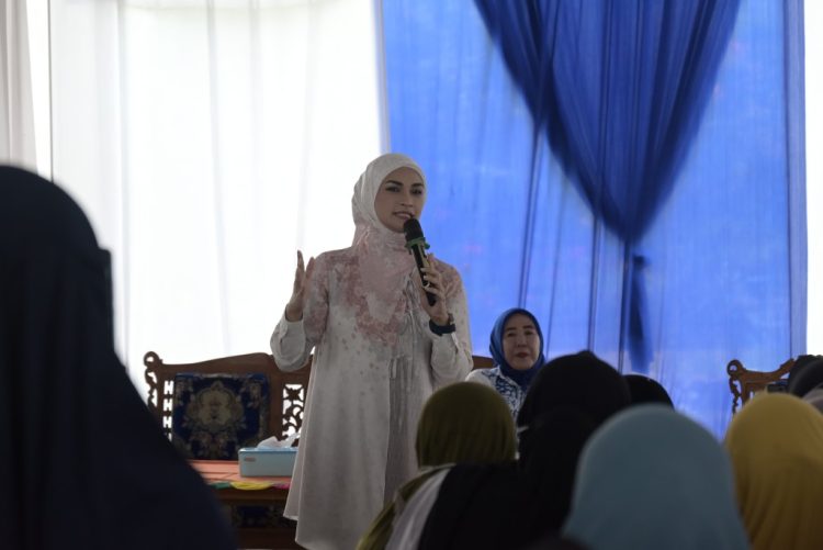 Putri Zulkifli Hasan Kunjungi Pesawaran, Ribuan Warga Antusias Sambut