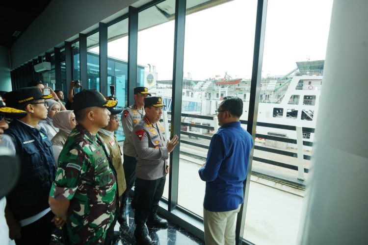 Kapolri Tinjau Pelabuhan Merak: Diskon Tiket dan WFA Efektif Kurangi Kepadatan