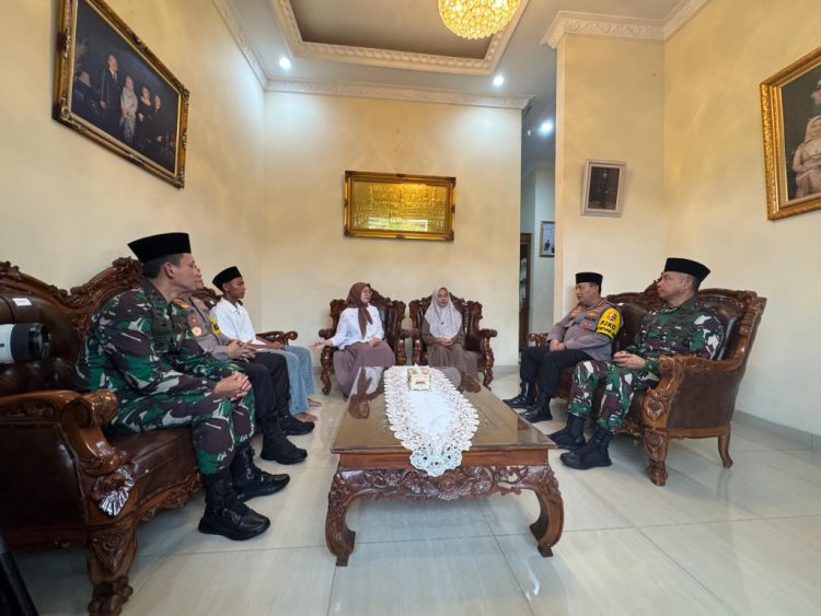 Kapolri Beri Penghargaan Rekpro Bintara kepada Daffa, Sepupu Almarhum Briptu Ghalib