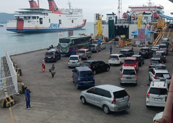 Lonjakan Pemudik di Bakauheni, Ribuan Kendaraan Tinggalkan Sumatra