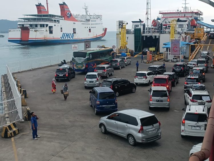 Lonjakan Pemudik di Bakauheni, Ribuan Kendaraan Tinggalkan Sumatra