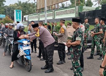 Sinergi TNI-Polri: Berbagi Takjil di Depan Makodim 0421/LS