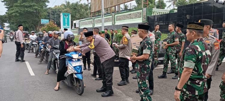 Sinergi TNI-Polri: Berbagi Takjil di Depan Makodim 0421/LS