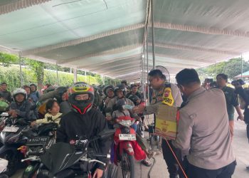 Polres Lampung Selatan Bagikan Es Krim dan Susu untuk Pemudik Roda Dua di Pelabuhan Bakauheni