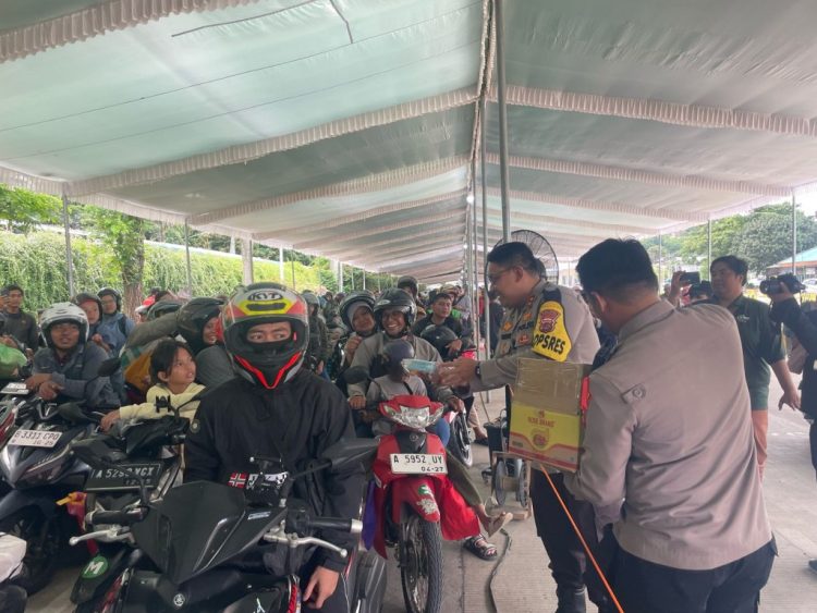 Polres Lampung Selatan Bagikan Es Krim dan Susu untuk Pemudik Roda Dua di Pelabuhan Bakauheni