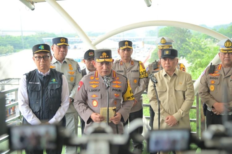 Kapolri Tinjau Arus Balik Lebaran di Tol Cikatama, One Way Nasional Minimalkan Kepadatan