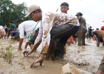 Meriahkan HUT ke-16 Kabupaten Pringsewu, Ratusan Peserta Ikuti Lomba Tangkap Ikan Lele