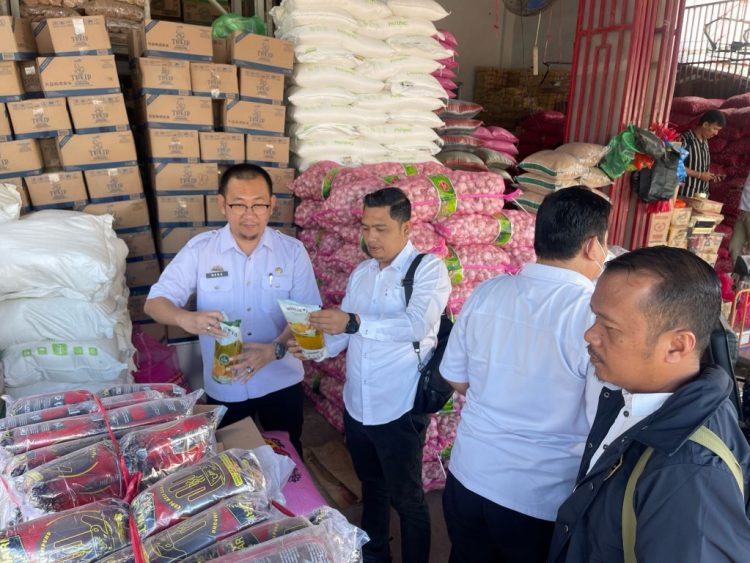 Temuan Mengejutkan di Pasar Pringsewu: Minyak Goreng Kurang Takaran, Tim Gabungan Turun Tangan