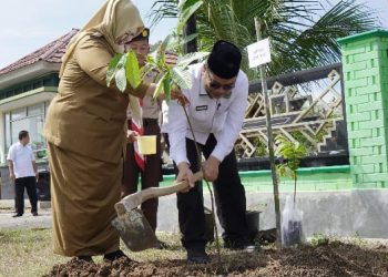 Wabup Pringsewu Tanam Harapan di Hari Bumi: “Pohon Hari Ini, Nafas Anak Cucu Esok Hari”