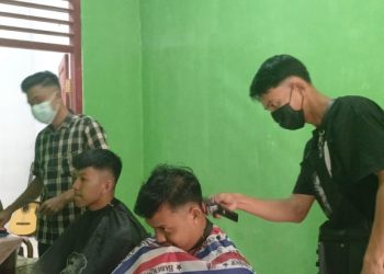 SMA Negeri 1 Kebun Tebu Gelar Pangkas Rambut Massal, Disiplinkan Siswa dan Dukung UMKM