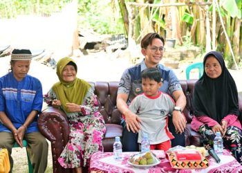 Bupati Egi Serahkan Bantuan Rumah Layak Huni kepada Warga Korban Angin Kencang di Kertosari