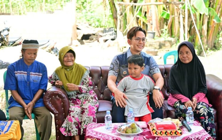 Bupati Egi Serahkan Bantuan Rumah Layak Huni kepada Warga Korban Angin Kencang di Kertosari