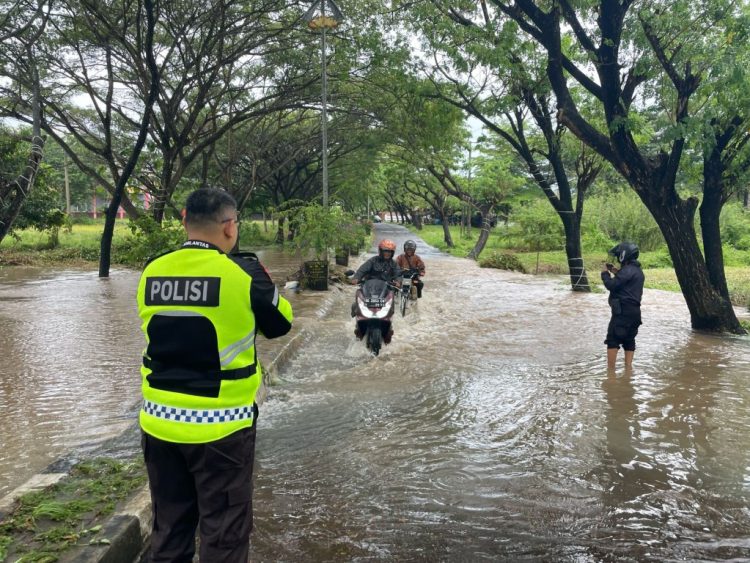 Cek Langsung Banjir di Kalianda, Kapolres Lampung Selatan Minta Warga Siaga dan Peduli Lingkungan
