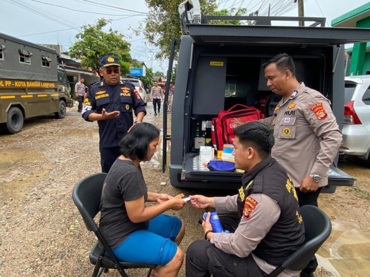 Peduli Warga Terdampak Banjir, Biddokkes Polda Lampung Dirikan Posko Kesehatan di Panjang