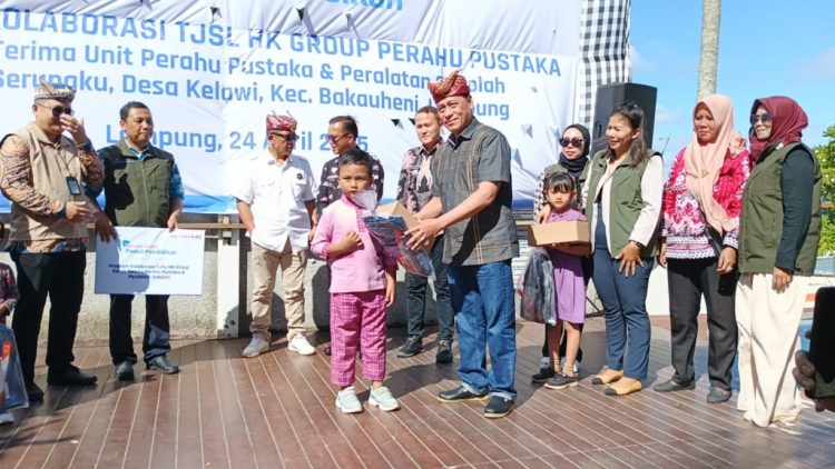 PT Hutama Karya Serahkan Perahu Pustaka untuk Dukung Akses Pendidikan di Pulau Terpencil