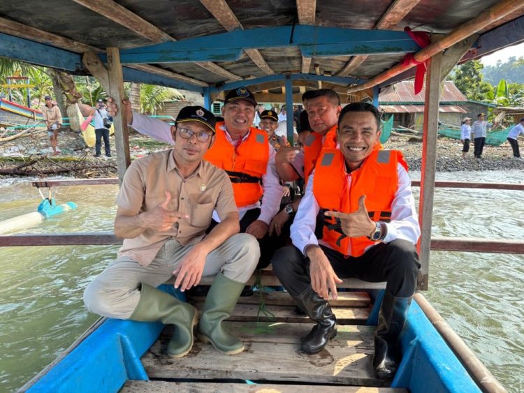 Dorong Ekonomi Pesisir, Wabup Tanggamus Tinjau Budidaya Lobster di Keramba Way Nipah