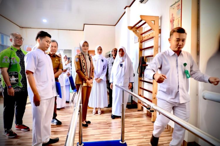 Capping Day STIKES Baitul Hikmah: Janji Suci Calon Perawat dan Peresmian Klinik Fisioterapi