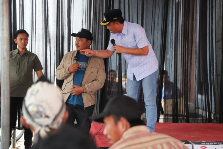 Dorong Swasembada Pangan, Bupati Parosil Salurkan Bantuan Alat Pertanian untuk Petani Bandar Negeri Suoh