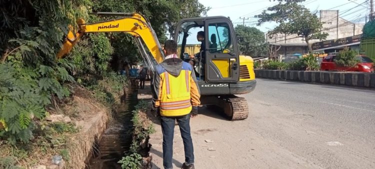Respons Cepat Pasca Banjir, BPJN Lampung Gencar Bersihkan Drainase Jalan Yos Sudarso