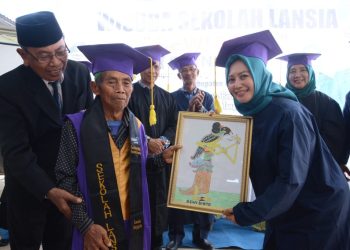 Tangis Haru Warnai Wisuda Sekolah Lansia Dewi Sinta di Punggur