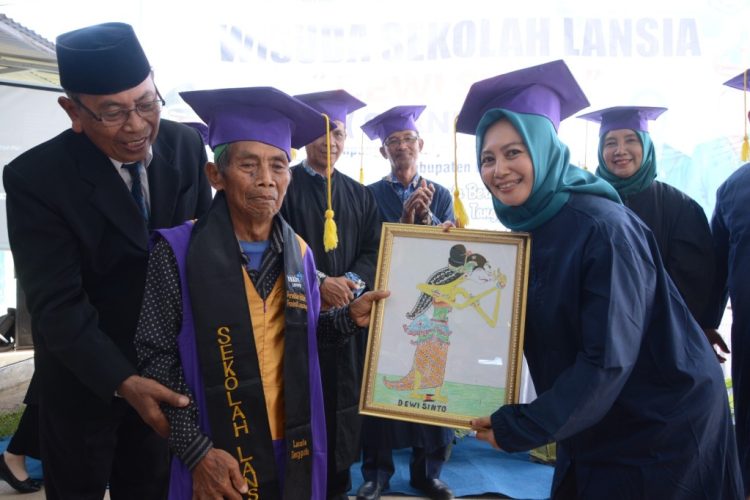Tangis Haru Warnai Wisuda Sekolah Lansia Dewi Sinta di Punggur