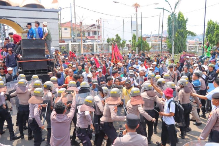 Ricuh Aksi Singkong di Lampung, 10 Polisi Terluka Akibat Lemparan Massa