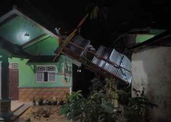 Puting Beliung Sapu Pekon Teratas, Atap Rumah Warga Tanggamus Terbang Diterjang Angin