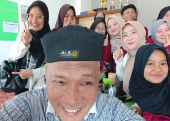 Puisi Isbedy Masuk Kelas! Mahasiswa UMKO Pilih “Satu Ciuman, Dua Pelukan” Jadi Kajian Sastra