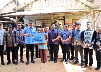 Bupati Egi Salurkan Bantuan RTLH di Jati Agung: Rumah Lebih Layak, Harapan Lebih Nyata