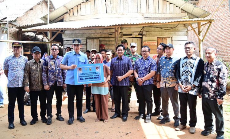 Bupati Egi Salurkan Bantuan RTLH di Jati Agung: Rumah Lebih Layak, Harapan Lebih Nyata