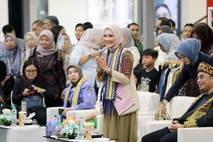 Ketua Dekranasda Lampung Buka Lampung Fashion 2025, 46 Finalis Muli Meghanai Tampil Memukau