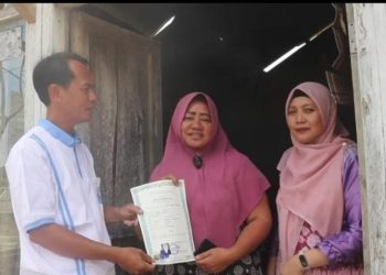 Tanpa Gengsi, Kepala SMA Negeri 2 Kalianda Blusukan Serahkan Ijazah Gratis ke Rumah Alumni