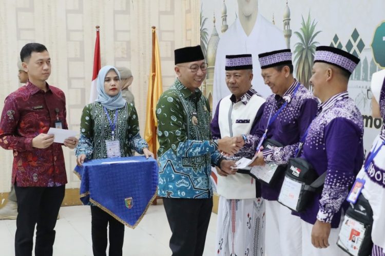 Setiap Jamaah Haji Lampung Terima Uang Saku Rp1 Juta dari Gubernur Mirza, Bukti Kepedulian Pemprov