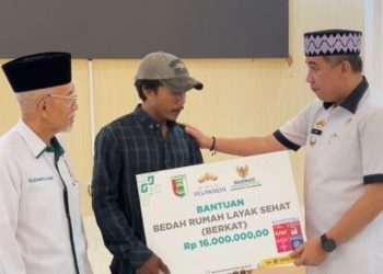 Bupati Pesawaran Serahkan Bantuan Bedah Rumah Layak Sehat dari Baznas untuk Warga Kurang Mampu